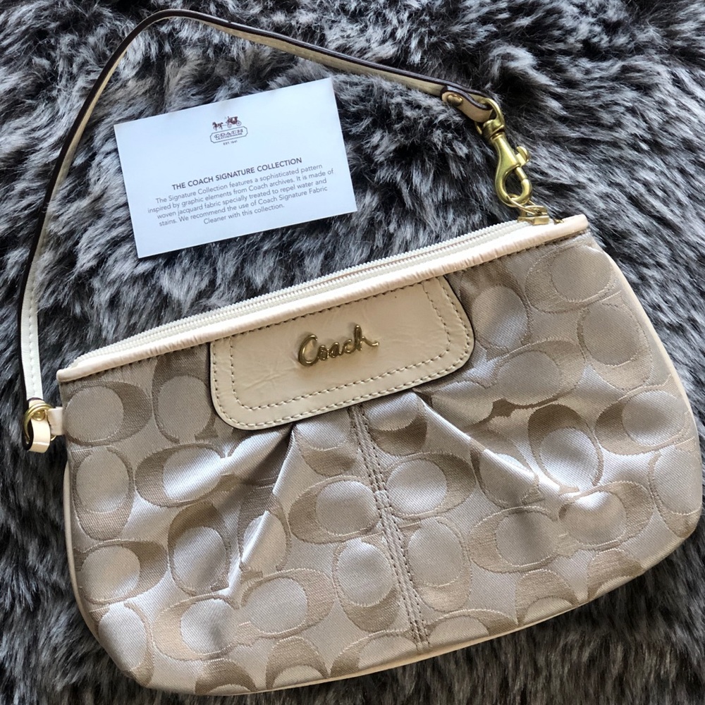 🎁😍NWOT: Coach wristlet in Signature Canvas 👛